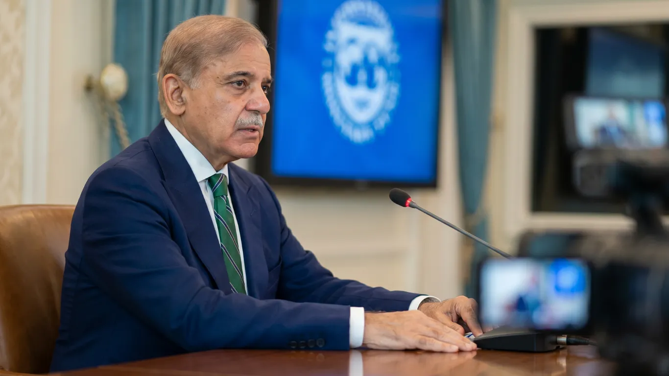 Pakistan’s Economy Update: IMF Clears Third Review, PSX Tops 172,000, Rupee Holds Steady